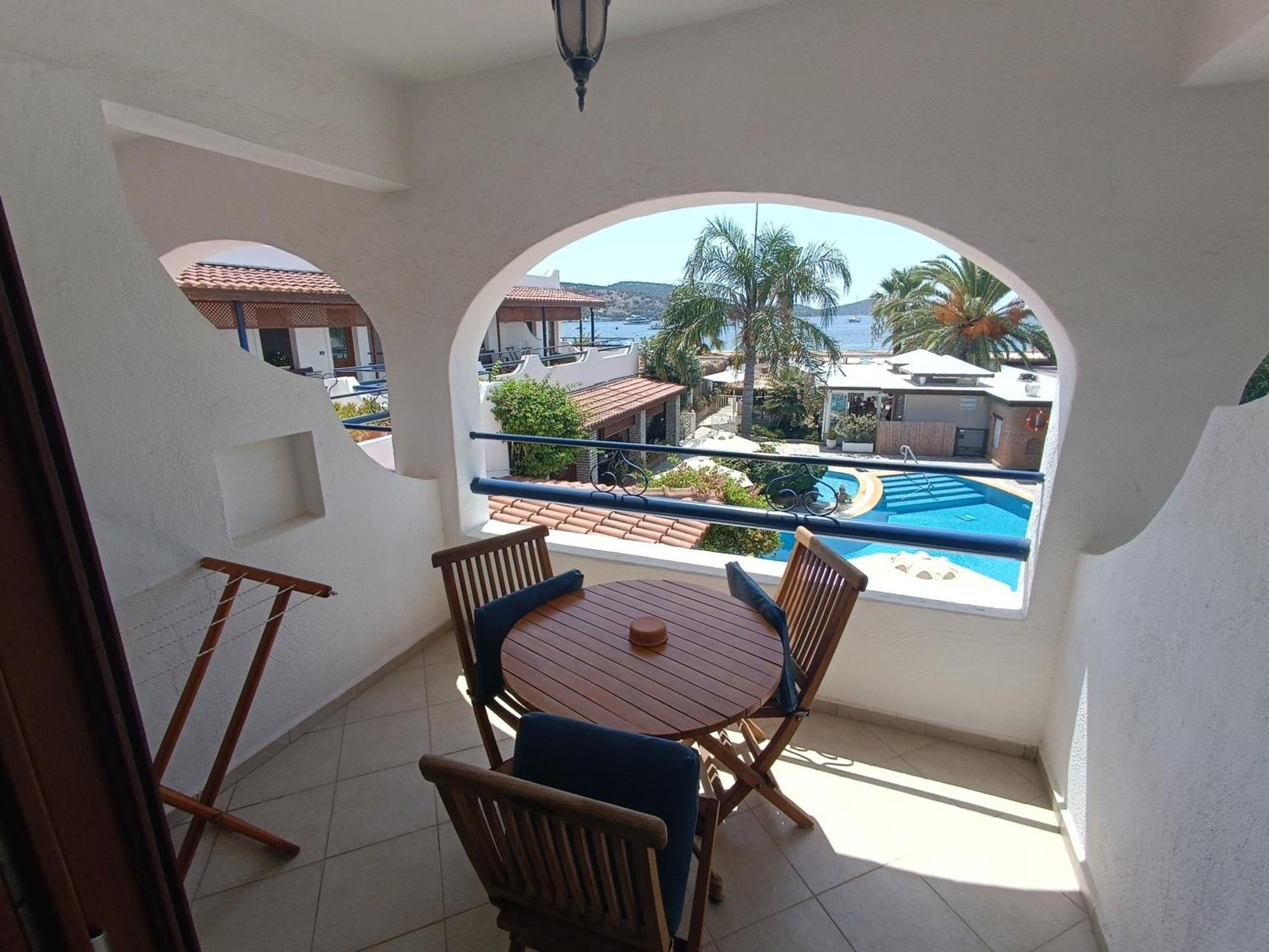 Uzhan Beach Hotel Bitez Exterior photo