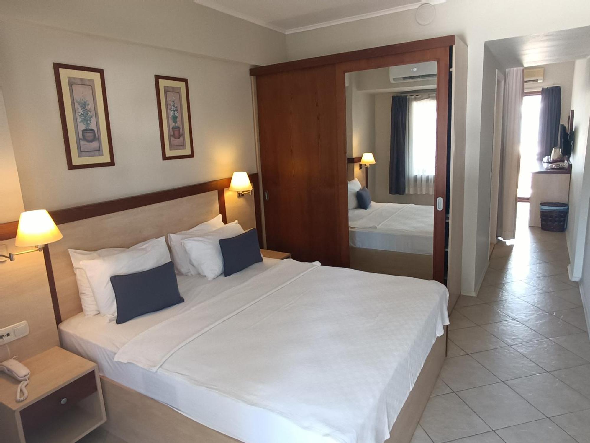 Uzhan Beach Hotel Bitez Exterior photo